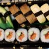 11 kpl. 2×avokado nigiri, 2×tofu nigiri, 2×kananmuna nigiri, 5x kasvis maki 10.90 €.