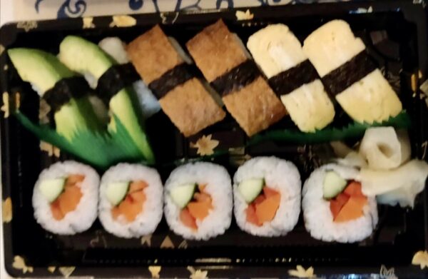 11 kpl. 2×avokado nigiri, 2×tofu nigiri, 2×kananmuna nigiri, 5x kasvis maki 10.90 €.