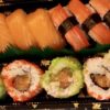 11 kpl. 4×Lohinigirl, 3×surimi nigiri, 4×lohi-kappelin Kaviaari maki.