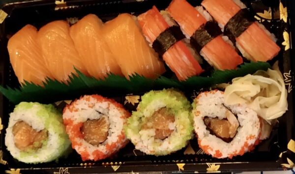 11 kpl. 4×Lohinigirl, 3×surimi nigiri, 4×lohi-kappelin Kaviaari maki.