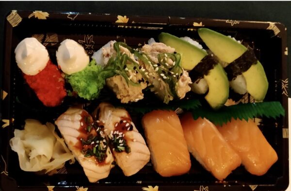 11kpl. 2×avokado nigiri, 3×lohi nigiri, 2×grillattu lohi, 2xtonnikala-merilevä sushi 2×kappelinkaviaari-tuorejuusto sushi